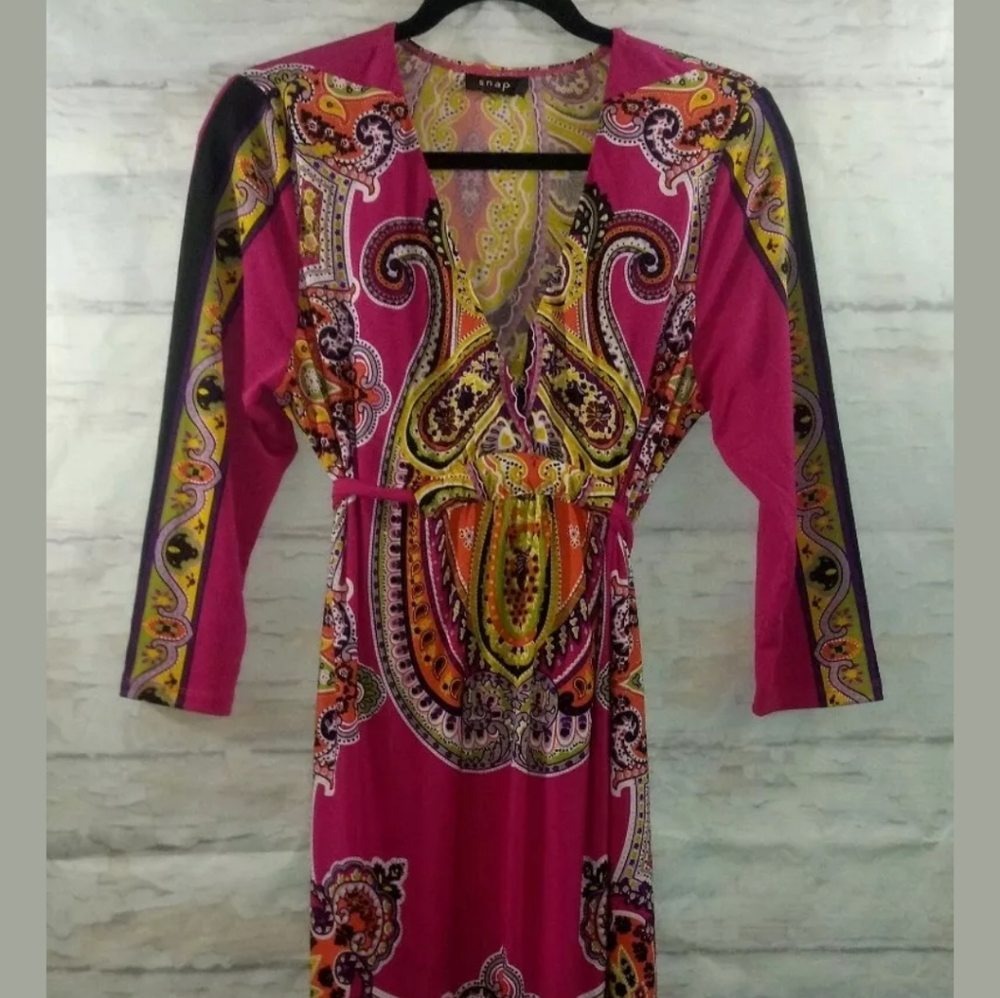 Snap women's dress size Large pink paisley plunged